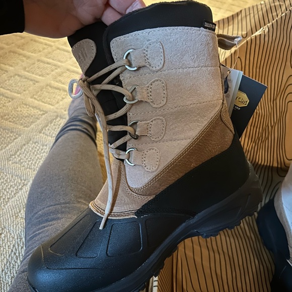 Final Price. NWT sz 9 waterproof insulated DTC boots - Picture 2 of 8